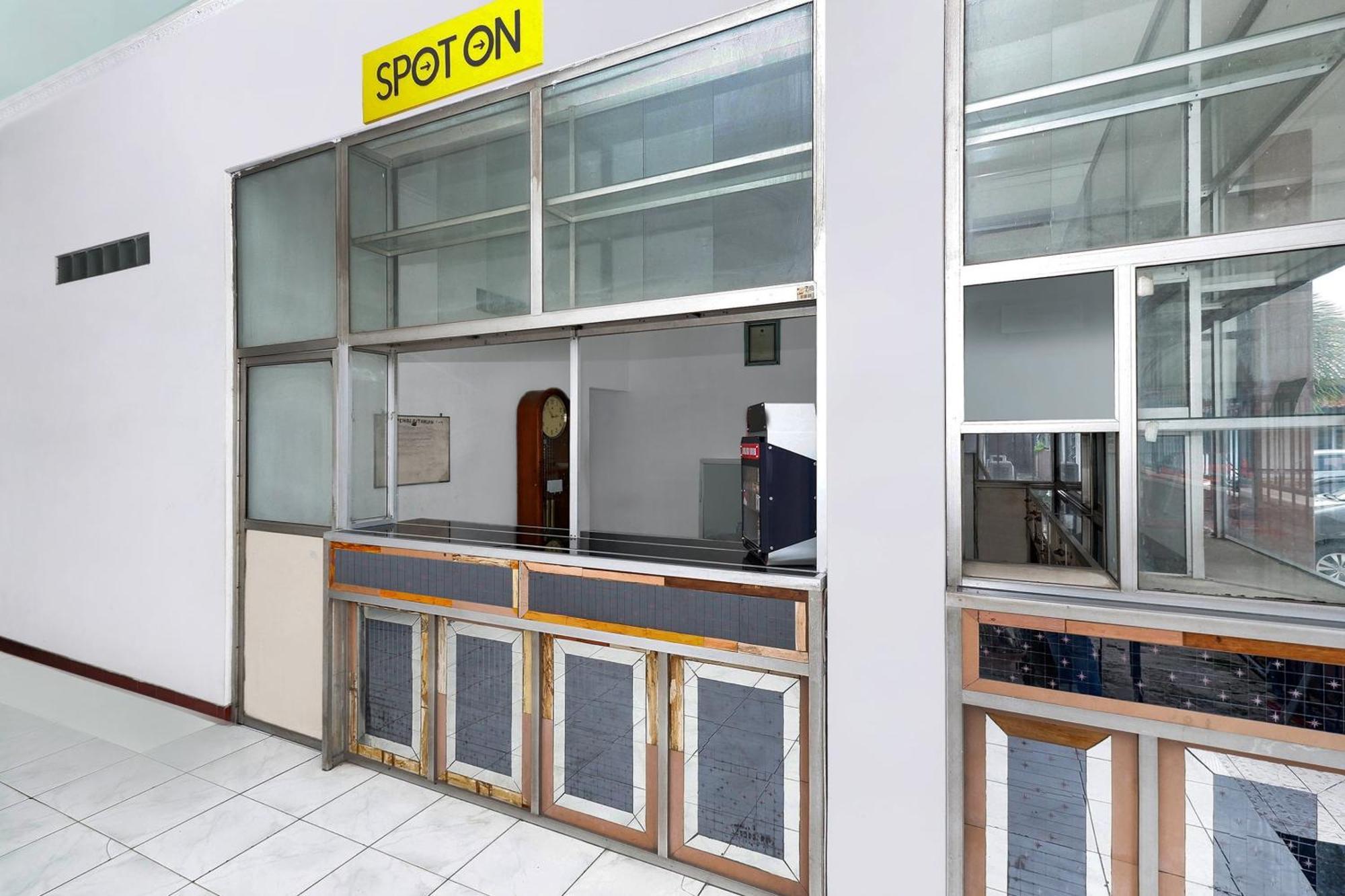 טגאל Spot On 2289 Hotel Saudara מראה חיצוני תמונה